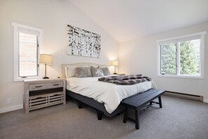 2 bedrooms, desk, iron/ironing board, travel crib - Stylish 2BD Mtn Views, Hot Tub, Walk to Shuttle (Vail)