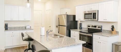 Frigorifero, microonde, forno, piano cottura