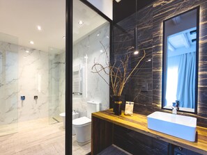Habitación con 1 cama matrimonial o 2 individuales, vista a la montaña | Baño | Regadera, amenidades de baño gratuitas, secadora de cabello, toallas 