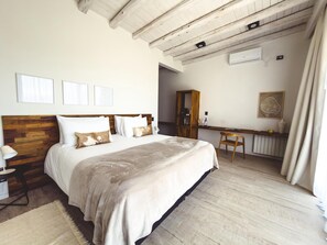 Chambre double ou avec lits jumeaux, vue sur la montagne | Coffre-fort pour ordinateur portable, bureau