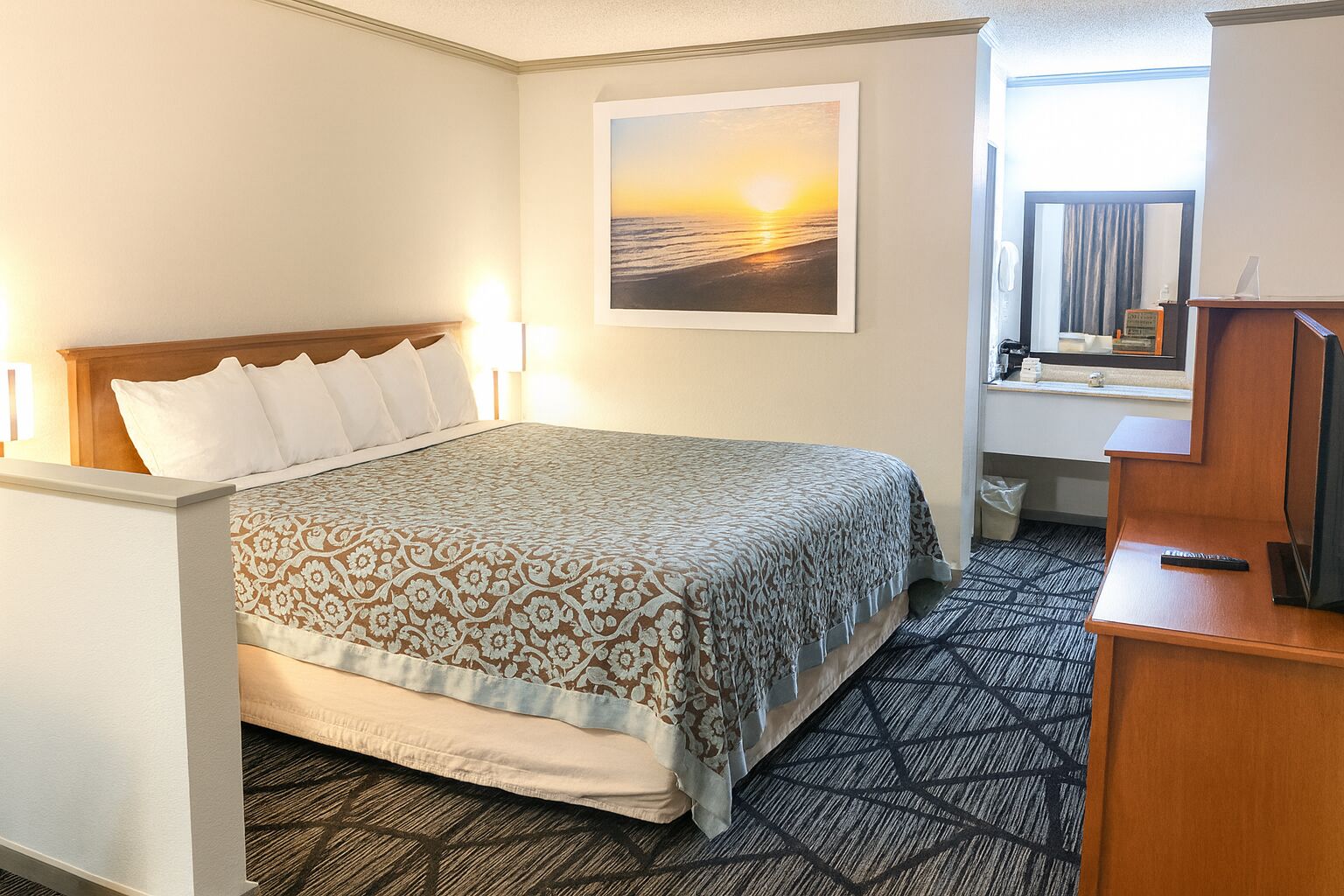 Una scrivania, Wi-Fi gratuito, lenzuola