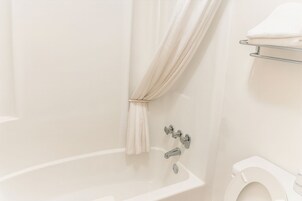 浴缸、免费洗浴用品、吹风机、毛巾