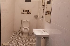 Un baño con inodoro, lavabo y ducha.