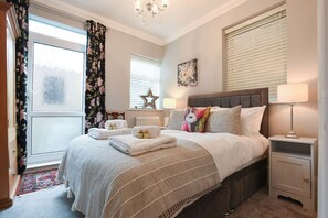 2 slaapkamers, een strijkplank/strijkijzer, reisbedje, wifi