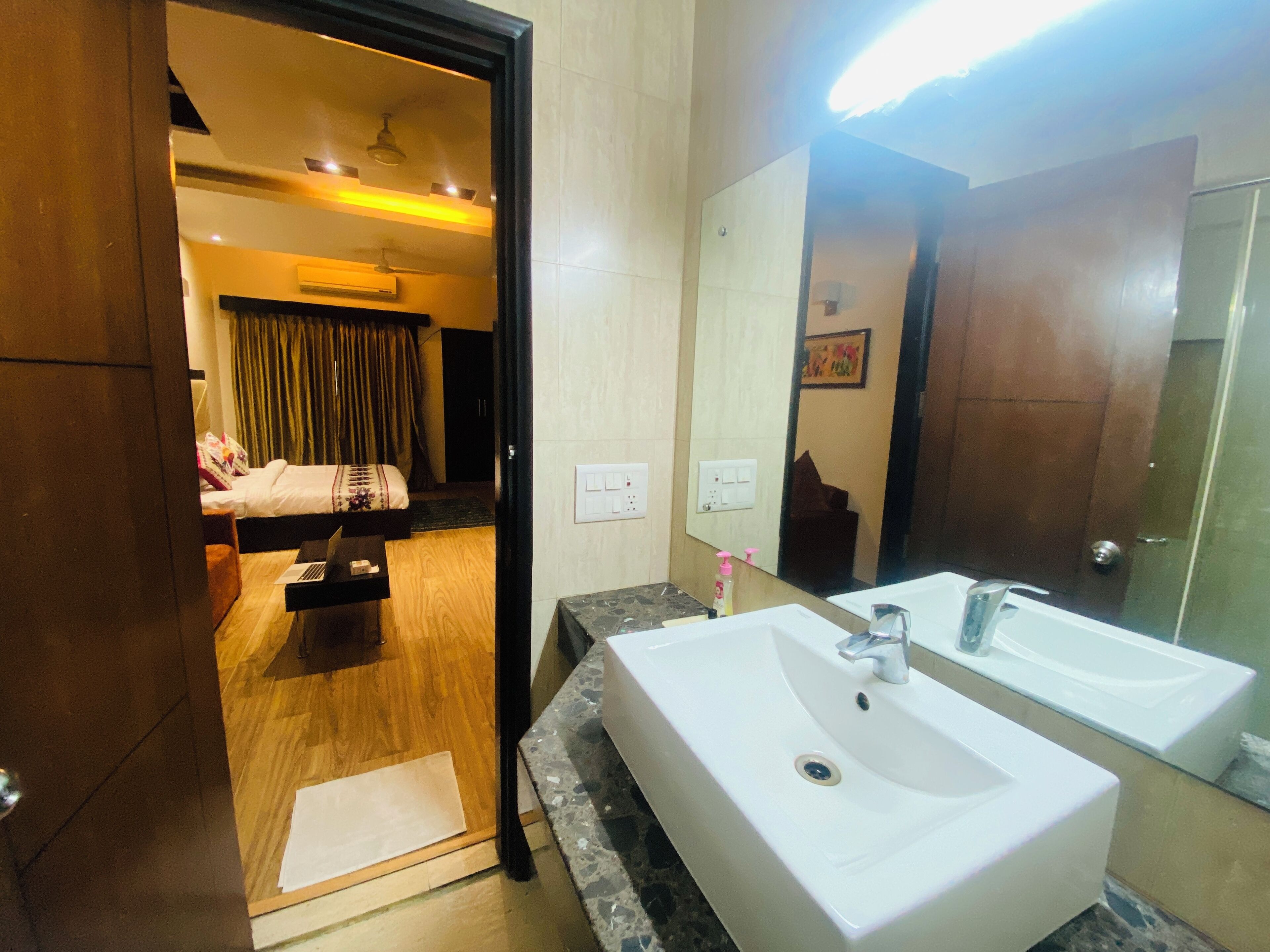 Senger med Select Comfort-madrass og skrivebord