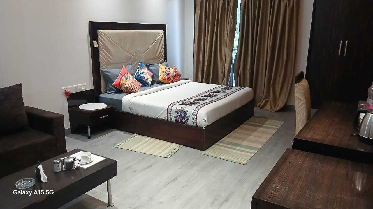 Senger med Select Comfort-madrass og skrivebord