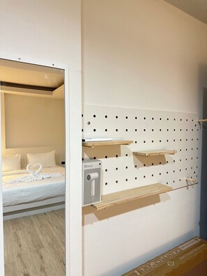 Habitación estándar, 1 cama de matrimonio grande, balcón, vistas al canal | Zona de estar