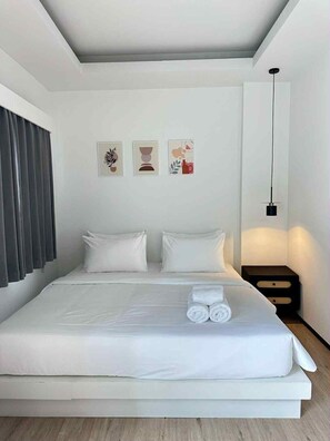 Superior Room, 1 King Bed, Balcony, City View | Free WiFi