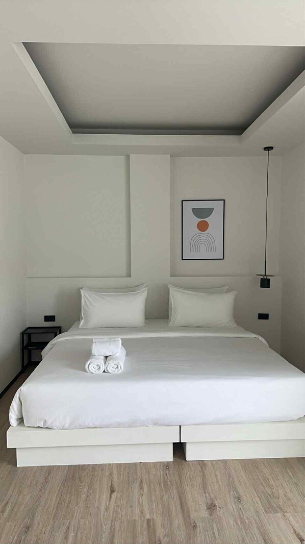 Standard Room, 1 King Bed, Balcony, Canal View | WiFi (free) - Jellyfish Residence Patong (Patong)