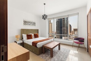 Appartement classique, vue sur la cour intérieure | Décor unique, ameublement unique, bureau