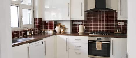 Oven, dishwasher, cookware/dishes/utensils