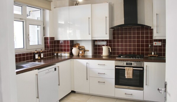 Oven, dishwasher, cookware/dishes/utensils