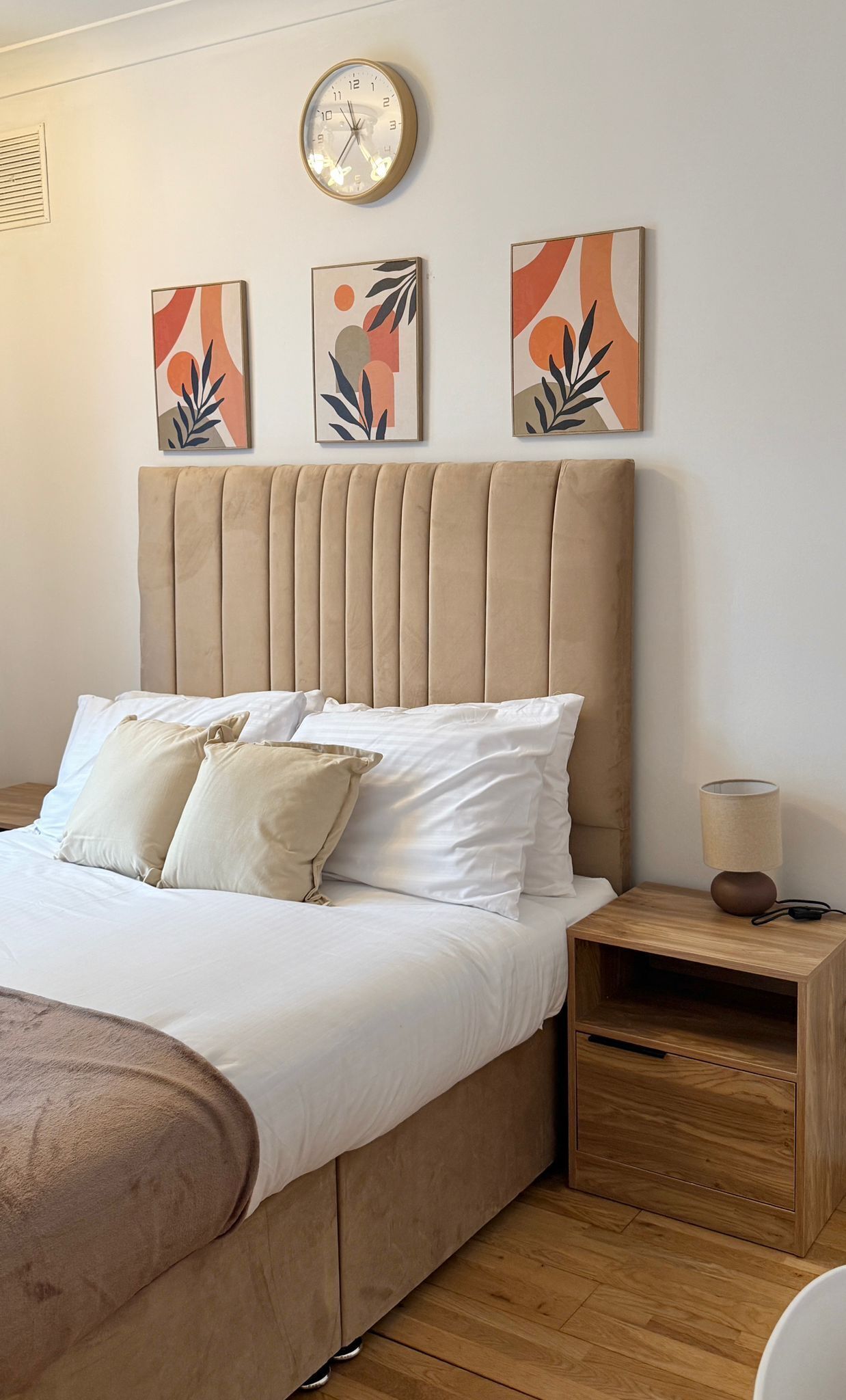 Hypoallergeen beddengoed, een bureau, een laptopwerkplek