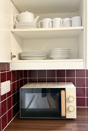 Horno, lavavajillas y utensilios de cocina