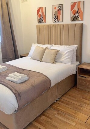 House, 3 Bedrooms, Garden View | Hypo-allergenic bedding, desk, laptop workspace, blackout curtains - Elysian Nights (London)