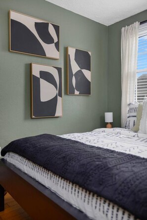 3 habitaciones, escritorio y tabla de planchar con plancha 