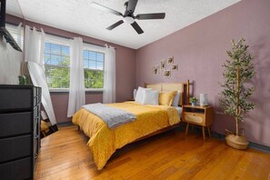 3 bedrooms, desk, iron/ironing board, travel cot