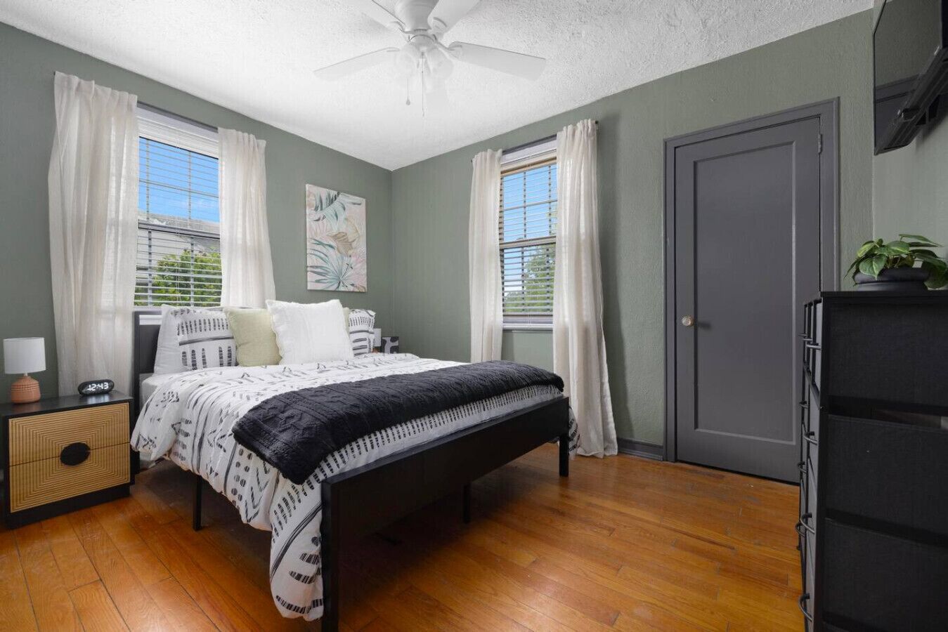 3 عدّة غرف نوم ومكتب ومكواة/لوح كي وسرير سفر