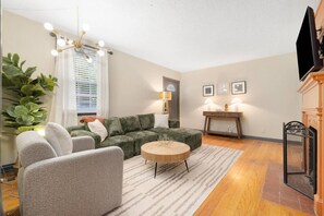 Smart TV, fireplace