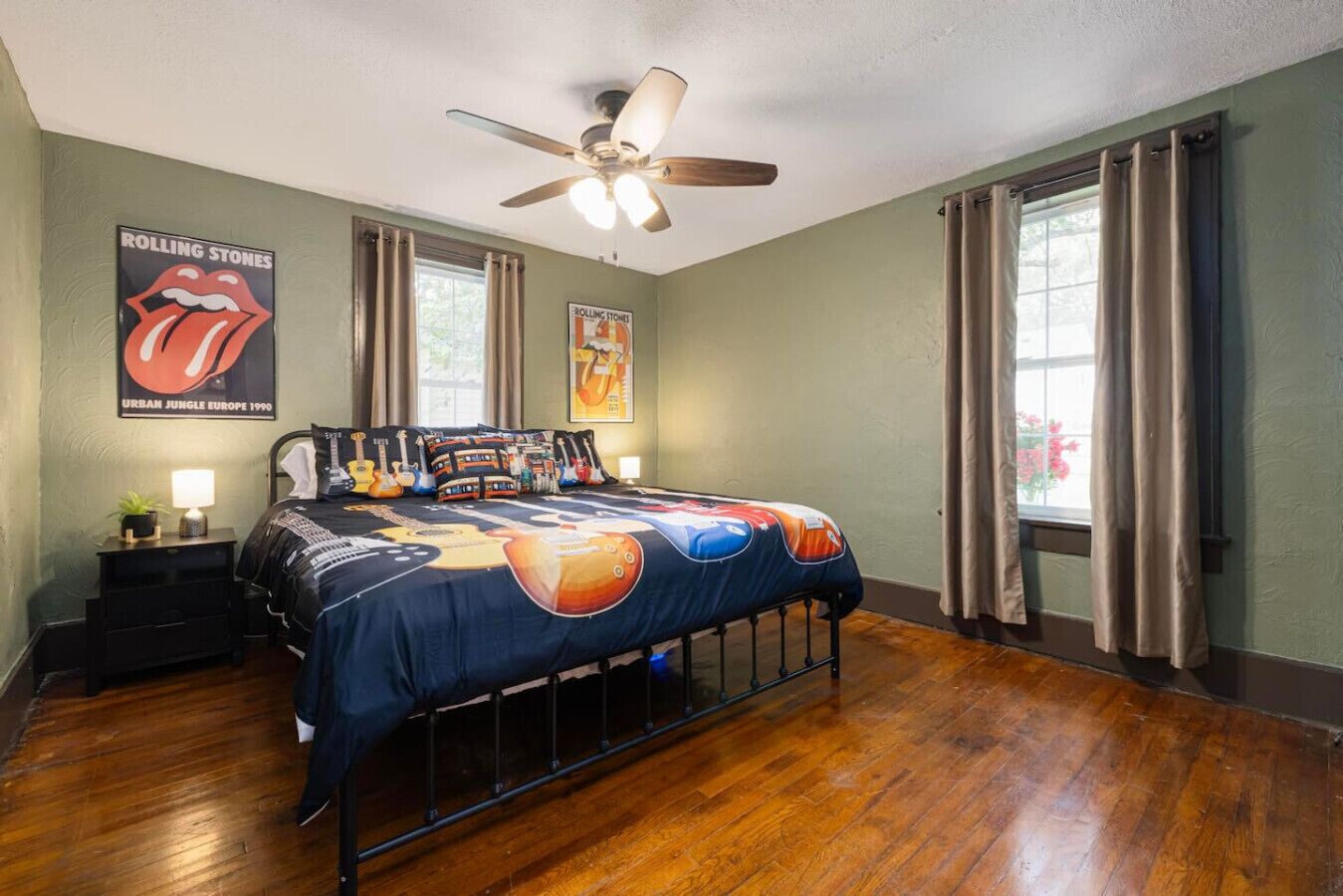 4 bedrooms, desk, iron/ironing board, travel crib