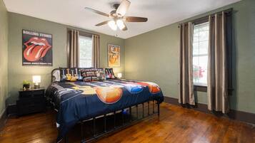 4 bedrooms, desk, iron/ironing board, travel crib