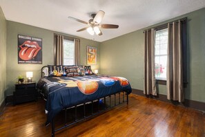 4 bedrooms, desk, iron/ironing board, travel cot - Music Vibes Near Downtown Kpt - 4br - Fenced yard (Kingsport)