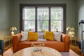 Smart-tv, een stereo, een kantoor en een computerscherm