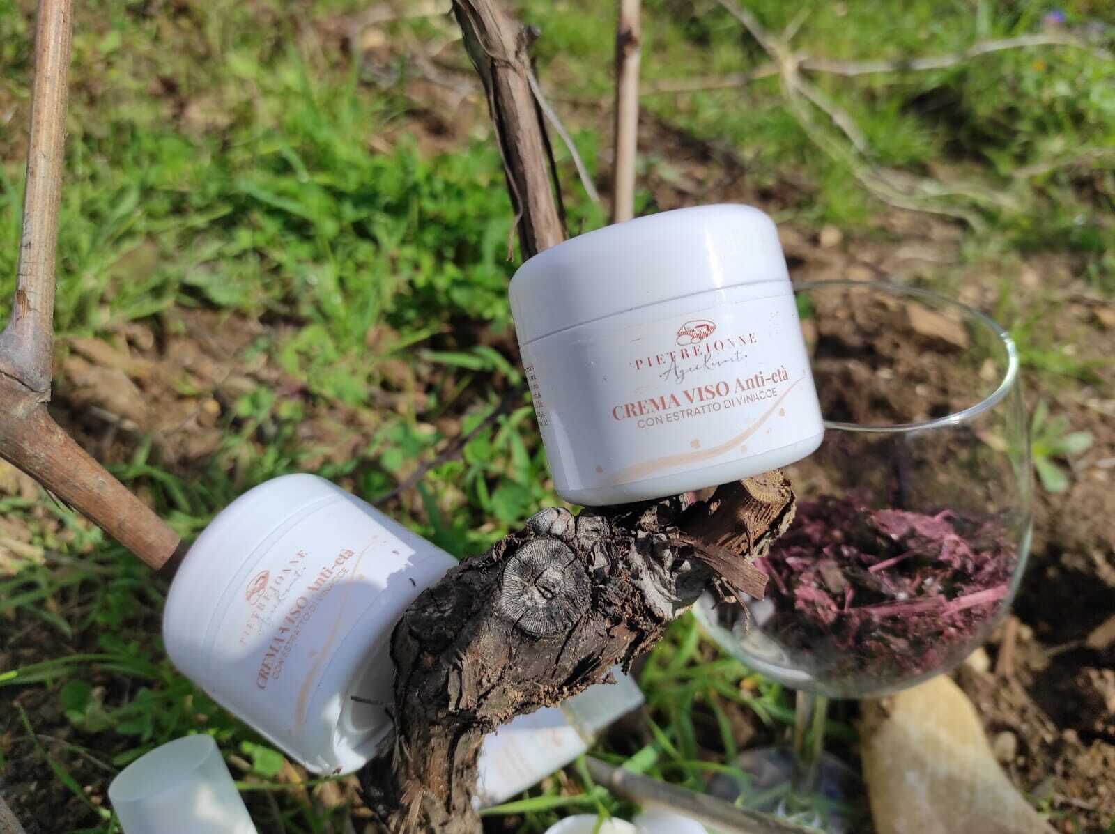 Zwei weiße Behälter mit der Aufschrift 'CREMA VISO Anti-clay' auf einem Ast.