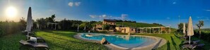 A pool with a circular design, a house on a hill, and a clear sky. - Pietreionne (Ponte)