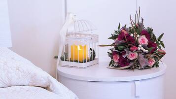 Suite Junior, pemandangan kebun | Meja kerja, setrika/meja setrika, dan Wi-Fi gratis