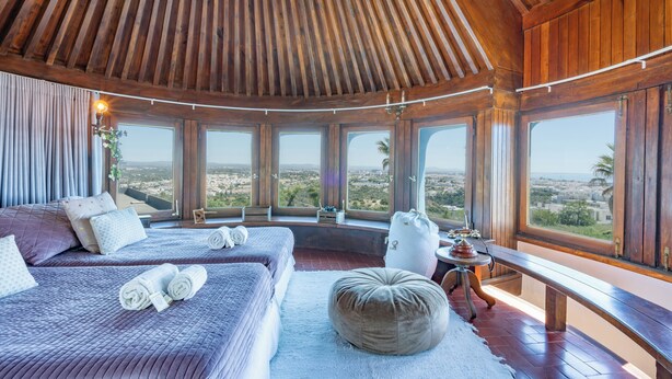 A spacious room with two beds, large windows, and a wooden ceiling. - Bem Parece by Umbral (Albufeira)