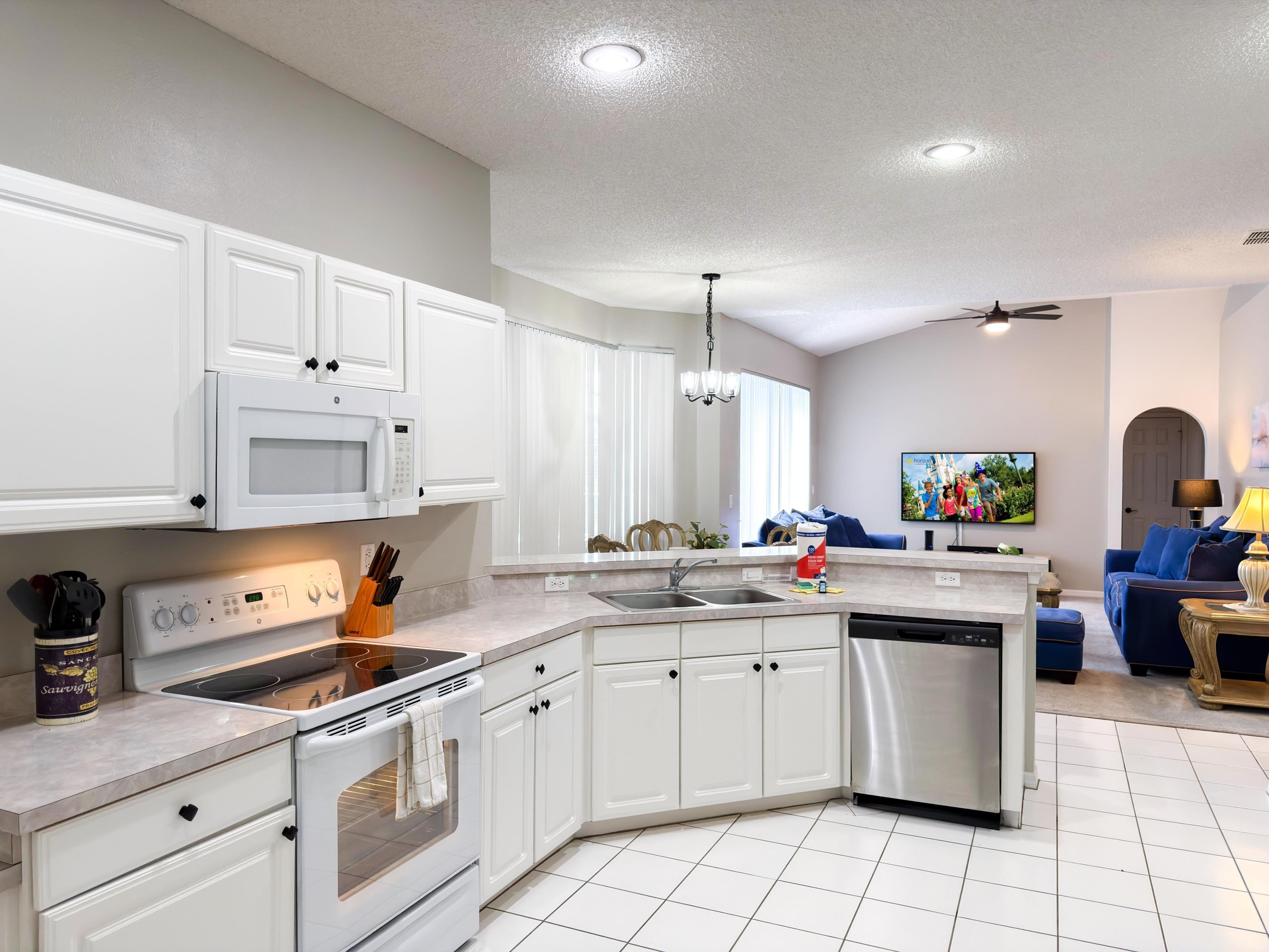 冷蔵庫、電子レンジ、オーブン、コンロ