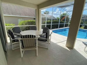 تناول الطعام بالخارج