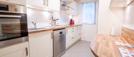 Kühlschrank, Mikrowelle, Ofen, Geschirrspüler