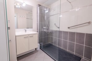 Shower, hair dryer, towels