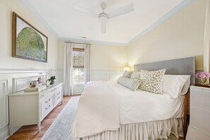 2 habitaciones, escritorio y tabla de planchar con plancha 