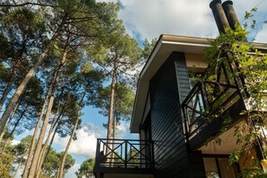 A building with a balcony overlooking tall pine trees. - Champagne 6p - Three Bedroom Villa, Sleeps 6 (Salles)