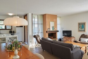 TV, fireplace