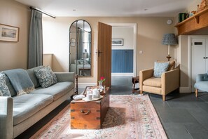 Smart TV, fireplace, books - Stylish pet-friendly converted chapel on Exmoor (Withypool)