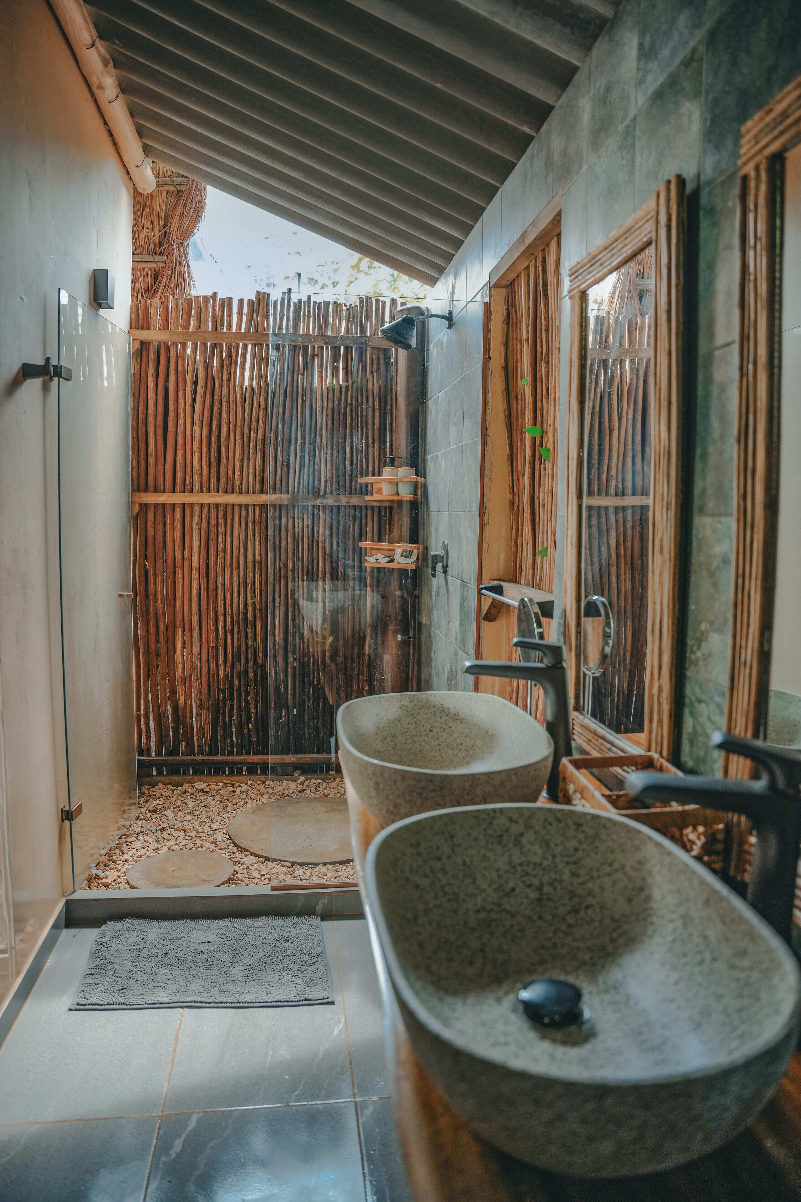 Superior suite, uitzicht op zwembad | Badkamer | Gratis toiletartikelen, badjassen, handdoeken, zeep