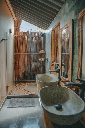 Superior Suite, Pool View | Bathroom | Free toiletries, bathrobes, towels, soap - VelaNova Paradise - HotelRetreat (Cartagena)