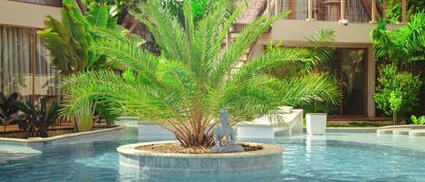 Utomhuspool, parasoller och solstolar