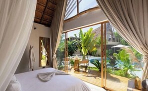 Suite, vistas a la piscina | Minibar y caja fuerte