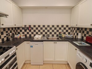 Dishwasher, cookware/dishes/utensils - Garth Cottage (Haverfordwest)