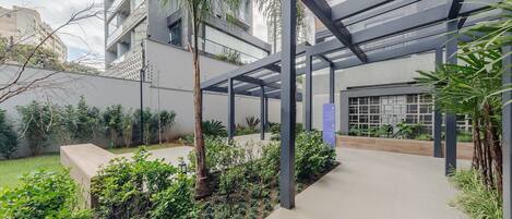 المنطقة المحيطة بالمنشأة