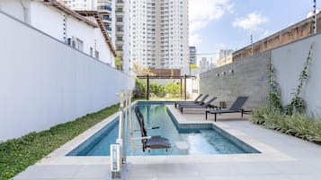 Una piscina al aire libre