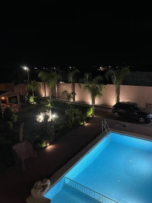 시즌별로 운영되는 야외 수영장