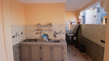 Refrigerador con congelador, microondas, horno y parrilla de estufa