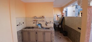 Full-sized fridge, microwave, oven, stovetop