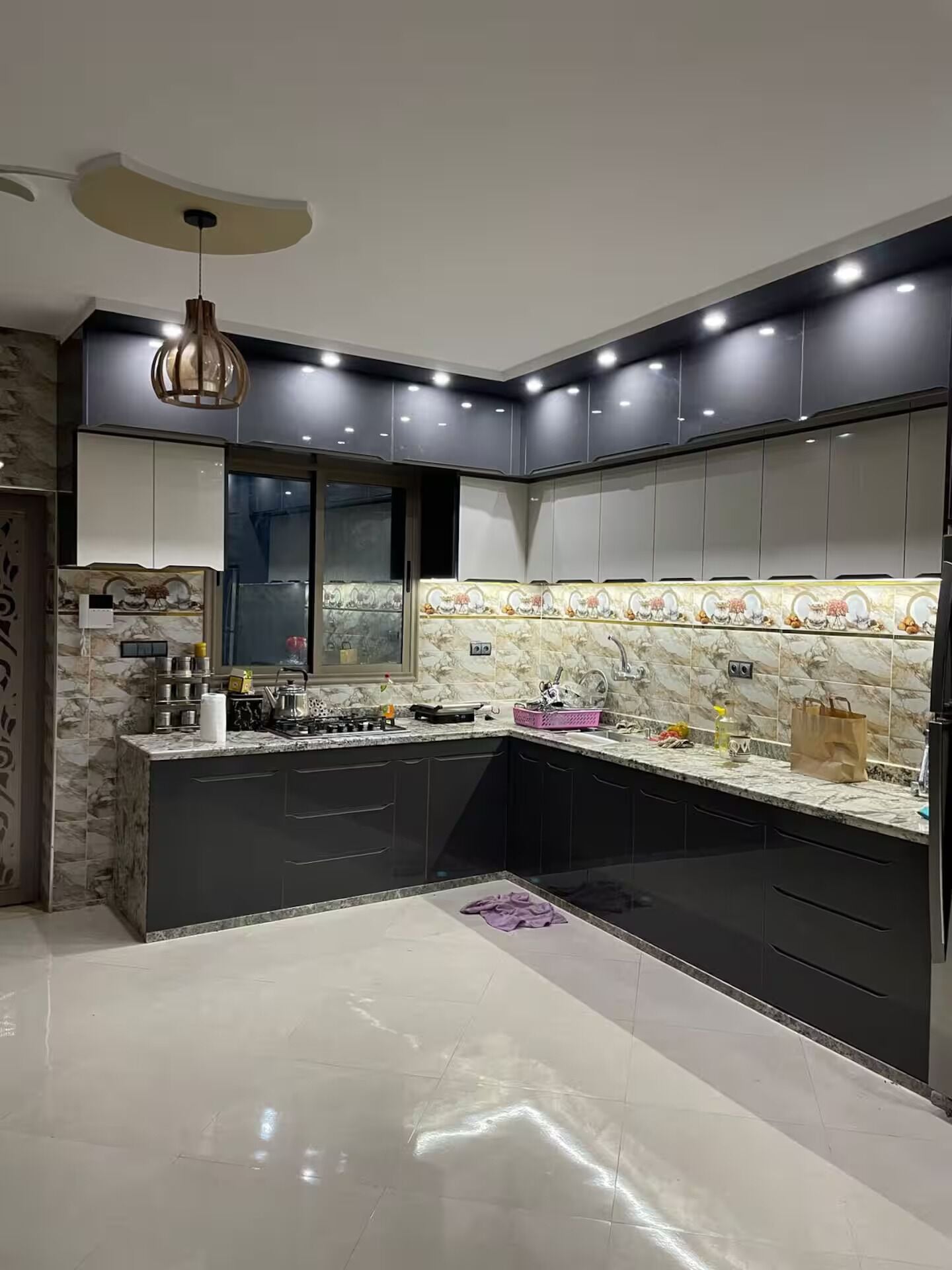 Full-sized fridge, microwave, oven, stovetop